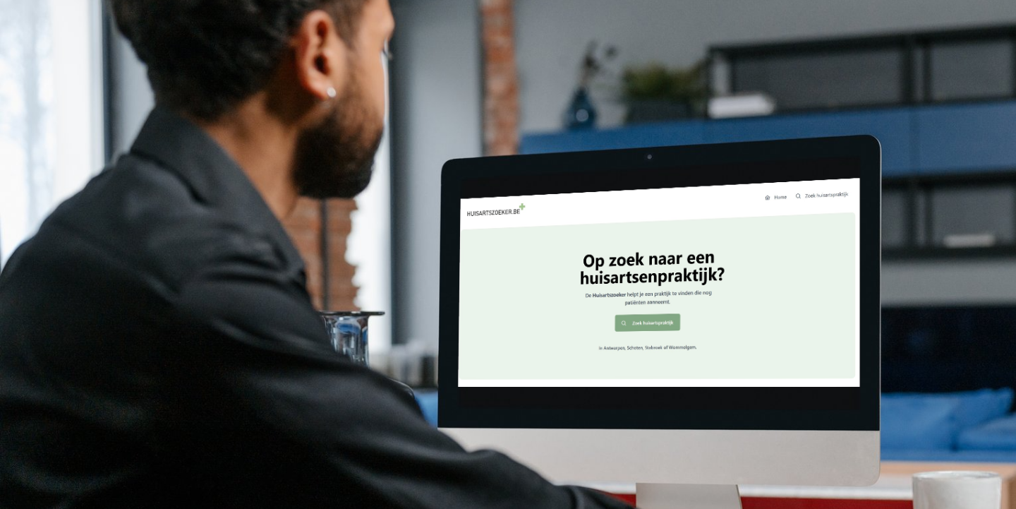 Een man surft naar huisartszoeker.be om een huisarts in zijn buurt te vinden. Een man surft naar huisartszoeker.be om een huisarts in zijn buurt te vinden.